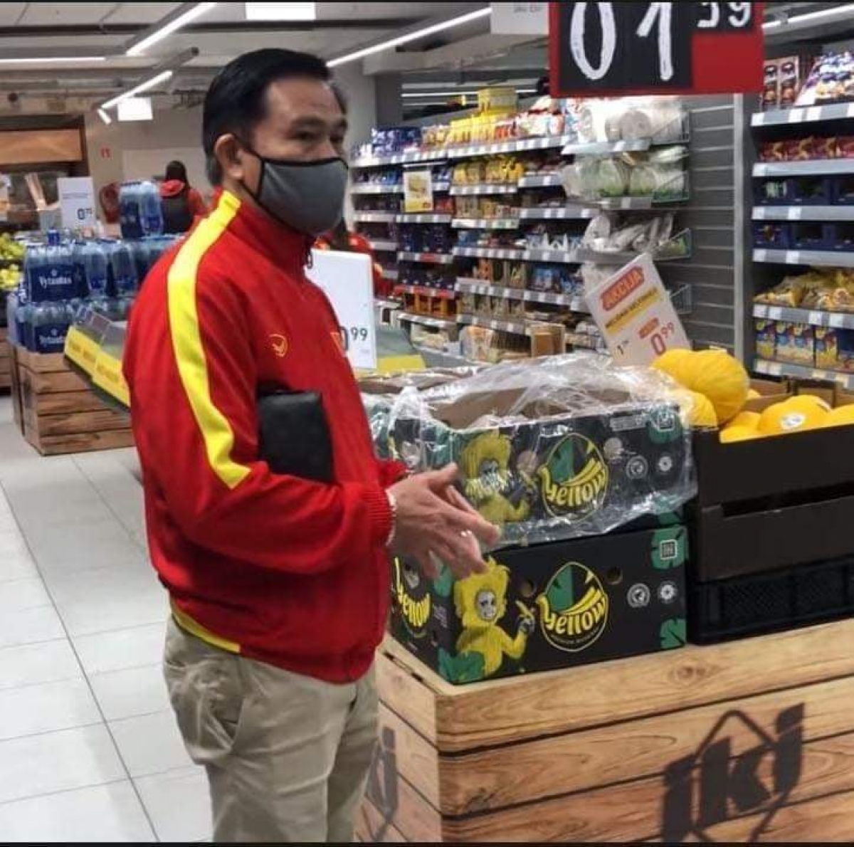 Ông Trần Anh Tú "đi chợ" ở Lithuania (Ảnh: FBNV)