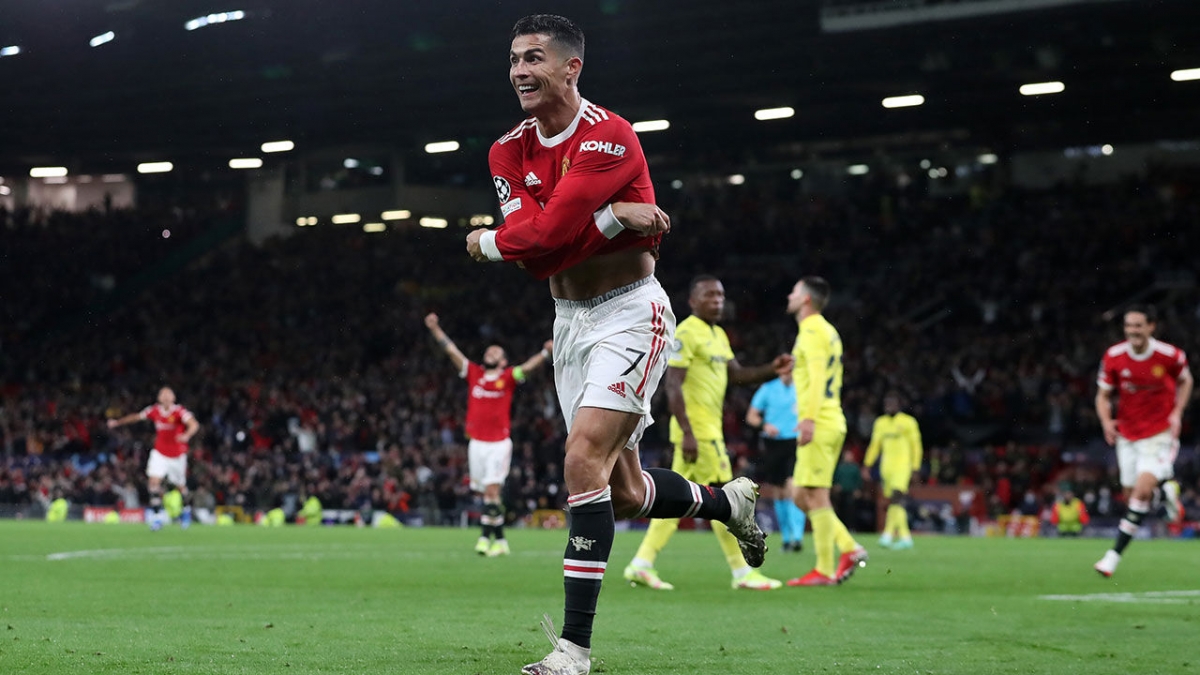 Ronaldo trở thành người hùng của MU (Ảnh: Internet)