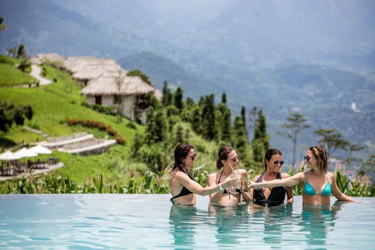 Topas Ecolodge (Sa Pa, Việt Nam): Khu nghỉ dưỡng sở hữu hồ bơi vô cực nổi tiếng, được bao quanh bởi khung cảnh núi non trùng điệp. Từ hồ bơi, du khách có thể ngắm nhìn thung lũng phía xa và những thửa ruộng bậc thang uốn lượn. Khung cảnh hòa mình vào thiên nhiên đem lại cảm giác thư giãn cho chuyến nghỉ dưỡng. Theo Agoda, Topas Ecolodge là một trong những điểm đến để thư giãn và chăm sóc sức khỏe toàn diện. Khu resort cũng được đánh giá cao trong công tác hỗ trợ cộng đồng và phát triển du lịch bền vững.