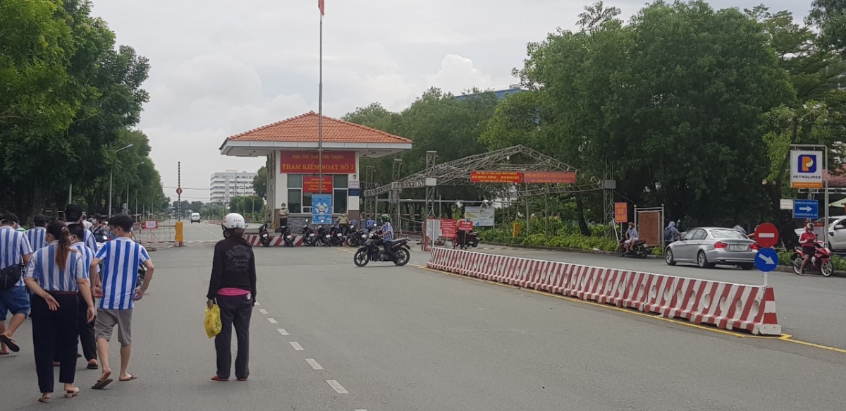 Một số doanh nghiệp trong khu chế xuất Tân Thuận cho công nhân đi làm trở lại