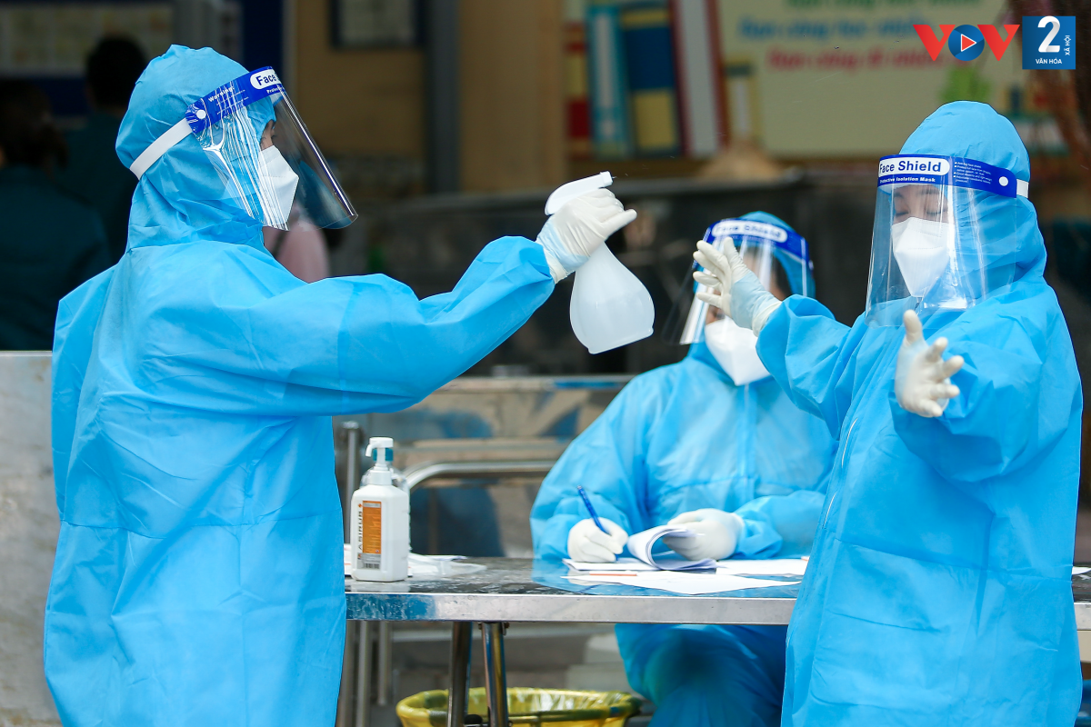 Cùng với việc tiêm vaccine, lực lượng chức năng phường Hoàng Liệt cũng tiến hành lấy mẫu, xét nghiệm Covid-19 cho người dân.