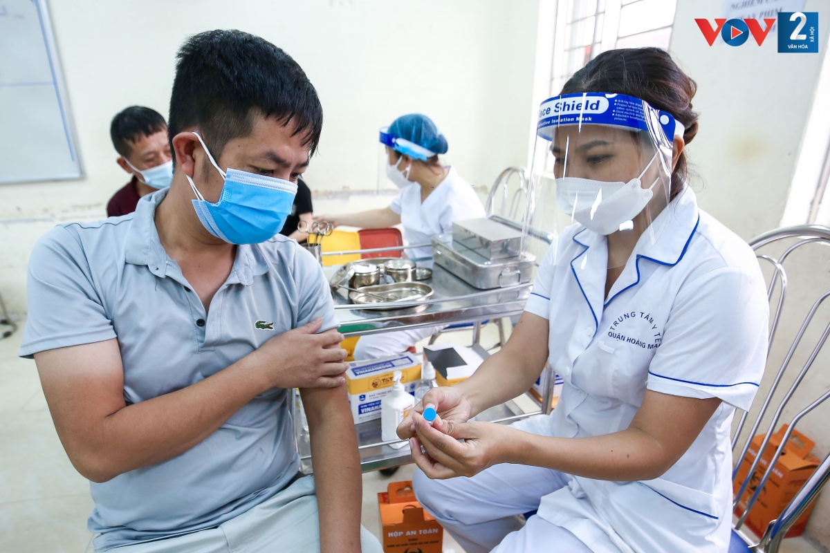 Nhân viên y tế phổ biến chi tiết về loại vaccine sẽ tiêm, đơn vị sản xuất và hạn sử dụng cùng hướng dẫn theo dõi sức khoẻ sau tiêm…, để người dân nắm được.