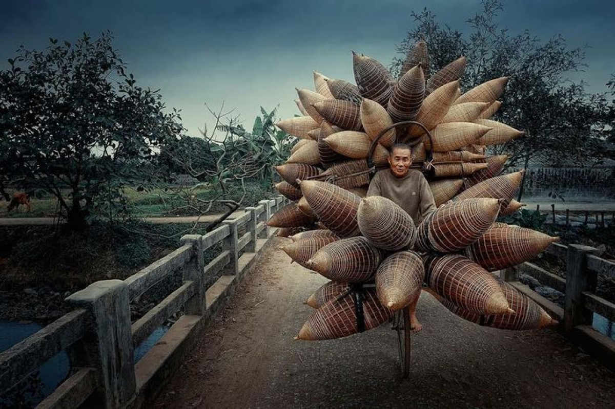 "Người bán đó" của Lý Hoàng Long nằm trong Top 26 bức ảnh du lịch đẹp nhất trong năm