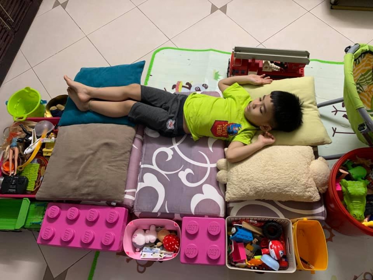 Chưa kịp tạm biệt lớp mầm non, con trai chị Mai Hương sẽ phải làm quen với những buổi học trực tuyến lớp 1