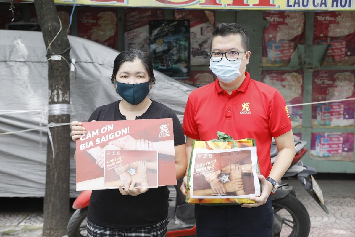 Đại diện TƯ Đoàn TNCS Hồ Chí Minh và Bia Saigon trao hỗ trợ cho hộ kinh doanh nhỏ trên địa bàn sáng 23/9/2021.