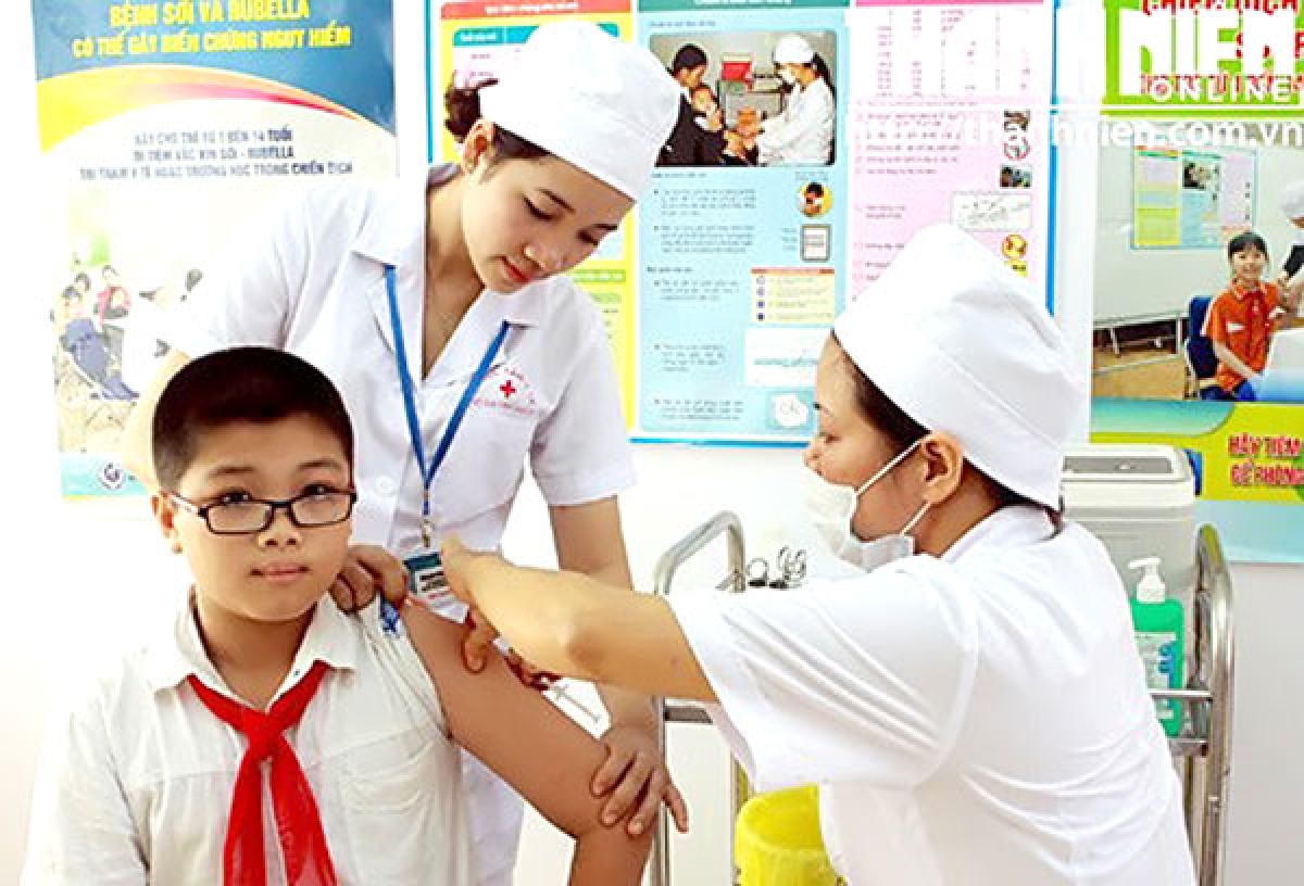 Khi tham gia BHYT, trẻ được chăm sóc sức khỏe ban đầu tại trường từ nguồn kinh phí của BHYT