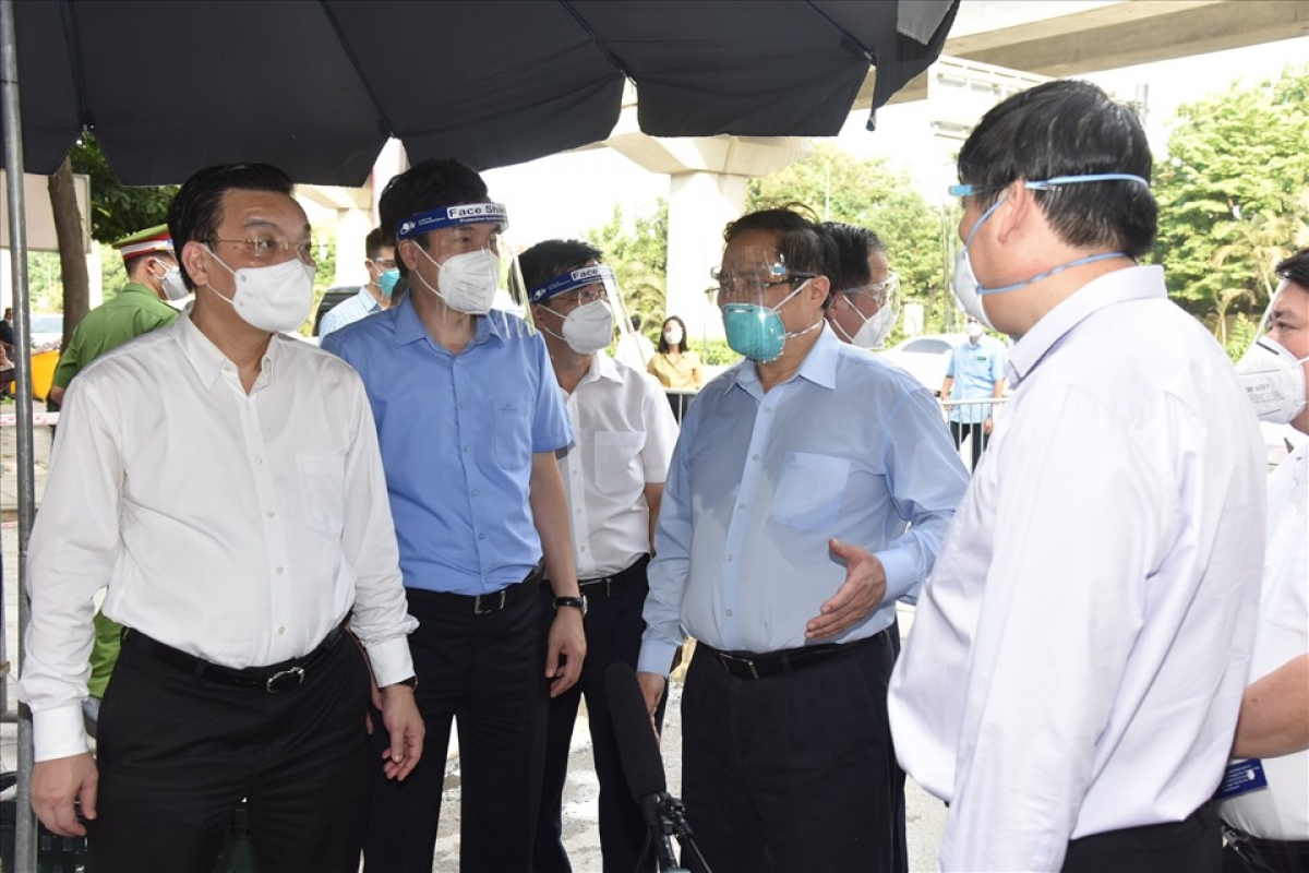 Thủ tướng Phạm Minh Chính kiểm tra công tác phòng chống dịch tại phường Thanh Xuân Trung, Quận Thanh Xuân, Hà Nội