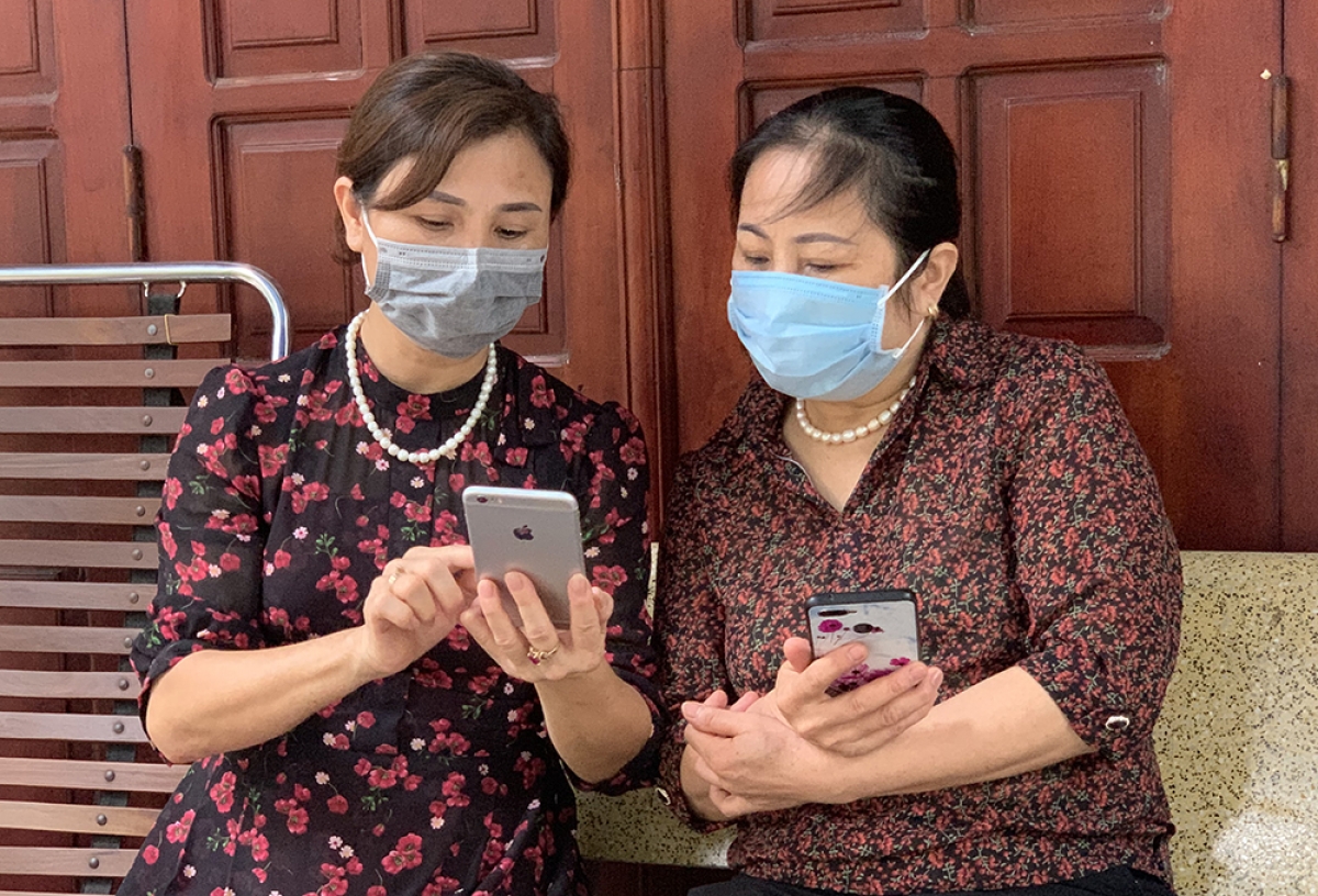 Bà Phạm Thị Mùi đang cập nhật zalo trong nhóm cư dân về tình hình tình tại địa bàn