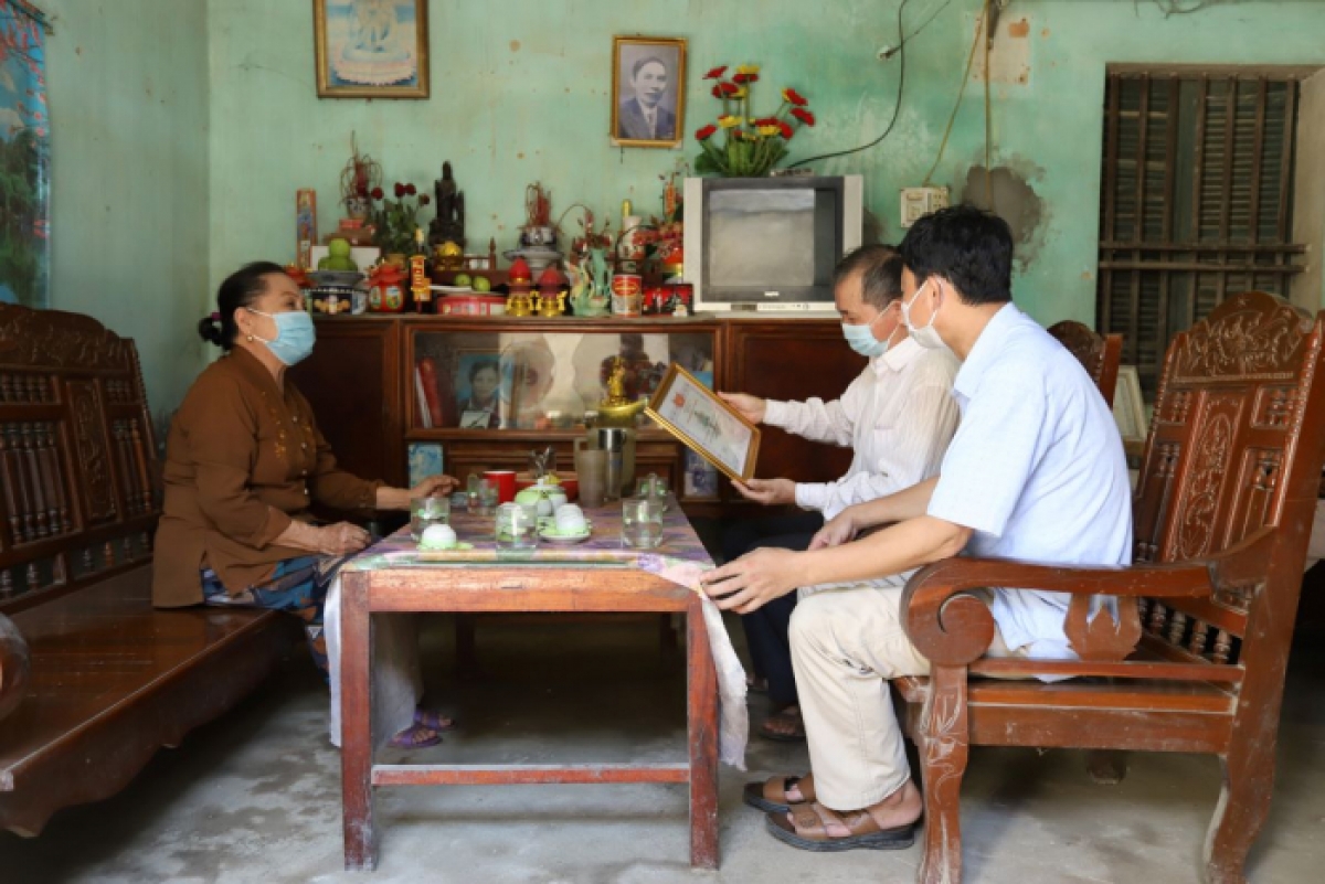 Bà Nguyễn Thị Thanh Tỵ tự nguyện đóng góp chút của để cùng cả nước chống dịch