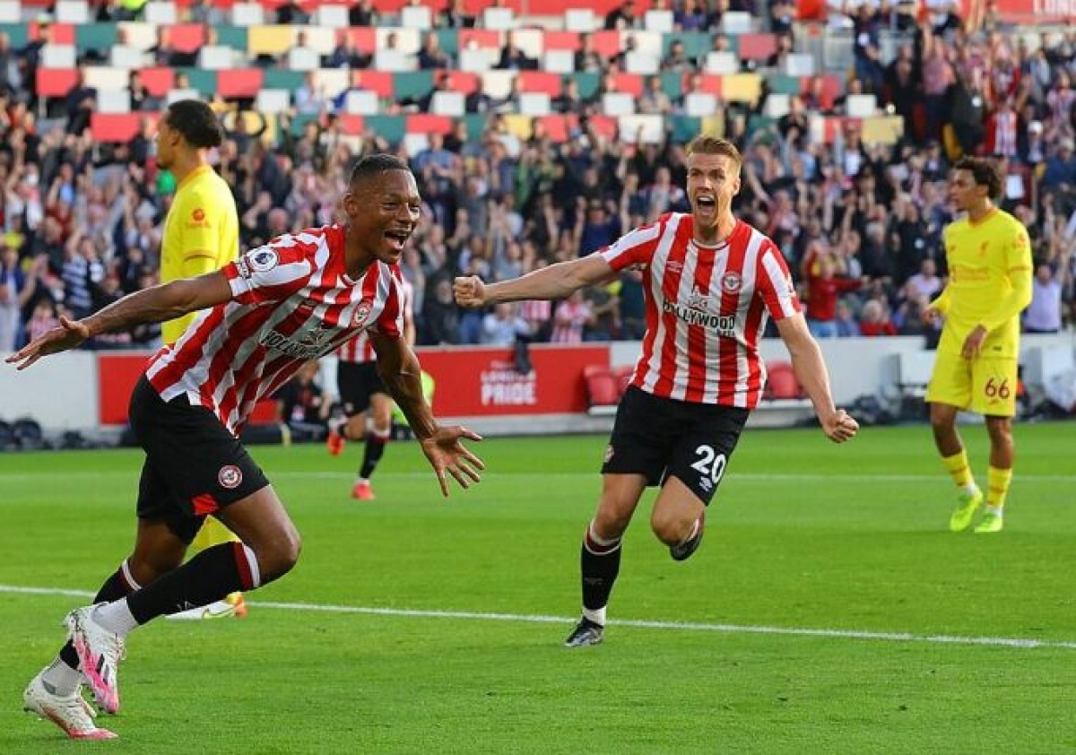 Cầu thủ của Brentford vui mừng vì kiếm được trận hoà với Liverpool.
