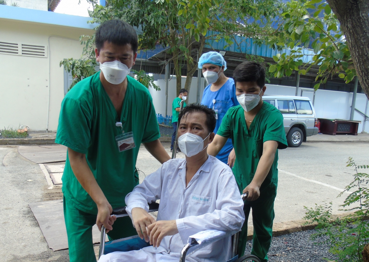 Bệnh nhân nặng tại Bệnh viện dã chiến số 16 được ra viện