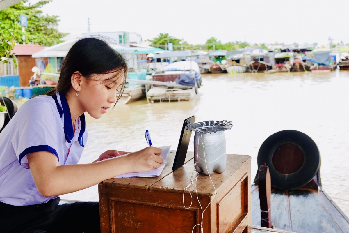 Học sinh học trực tuyến tại Cần Thơ