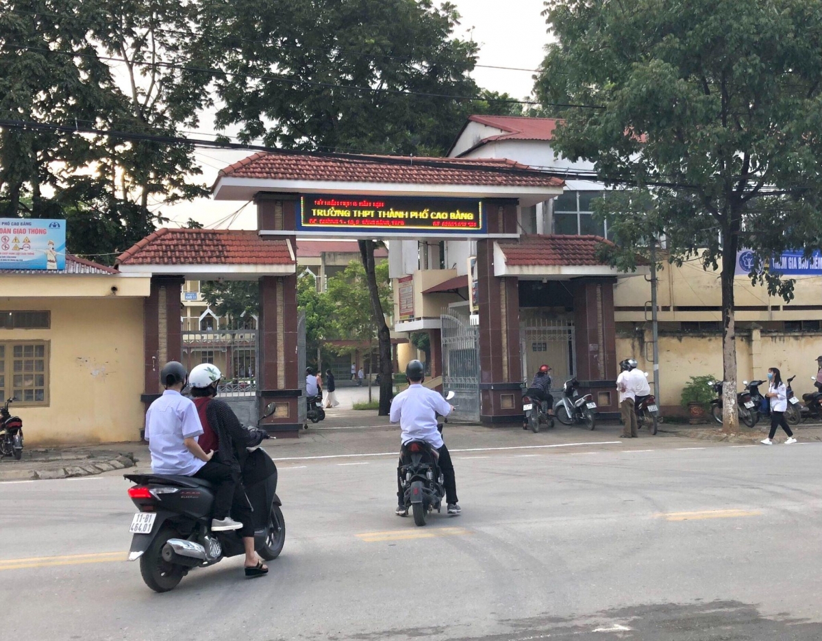 Học sinh trường THPT TP> Cao Bằng đến trường dự lễ khai giảng từ sáng sớm