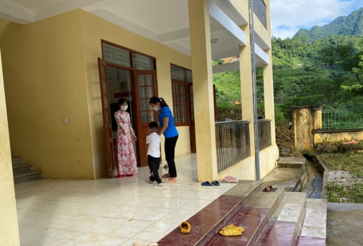 Giáo viên tận tình đón từng học sinh vào lớp