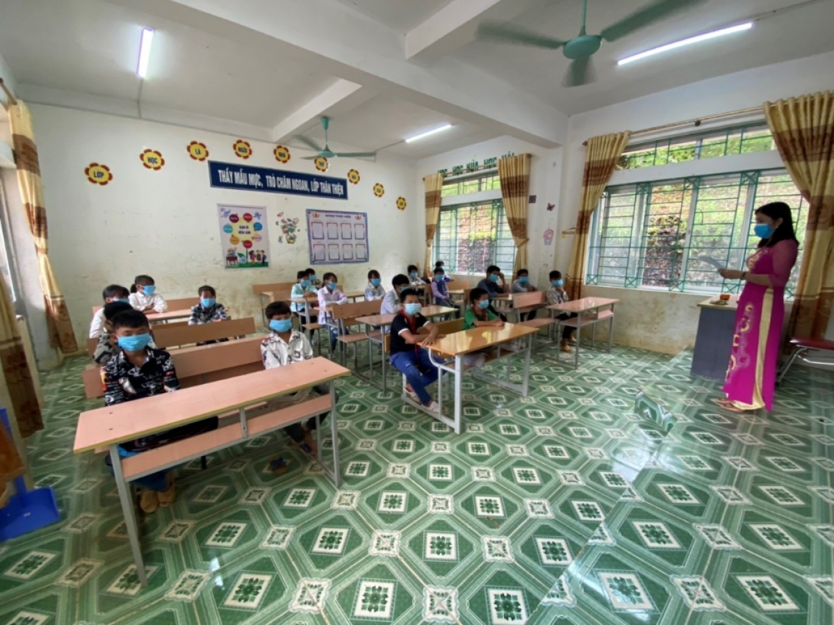 Khai giảng tại lớp dưới sự quản lí của giáo viên chủ nhiệm tại trường
 PTDTBT TH-THCS Cần Nông