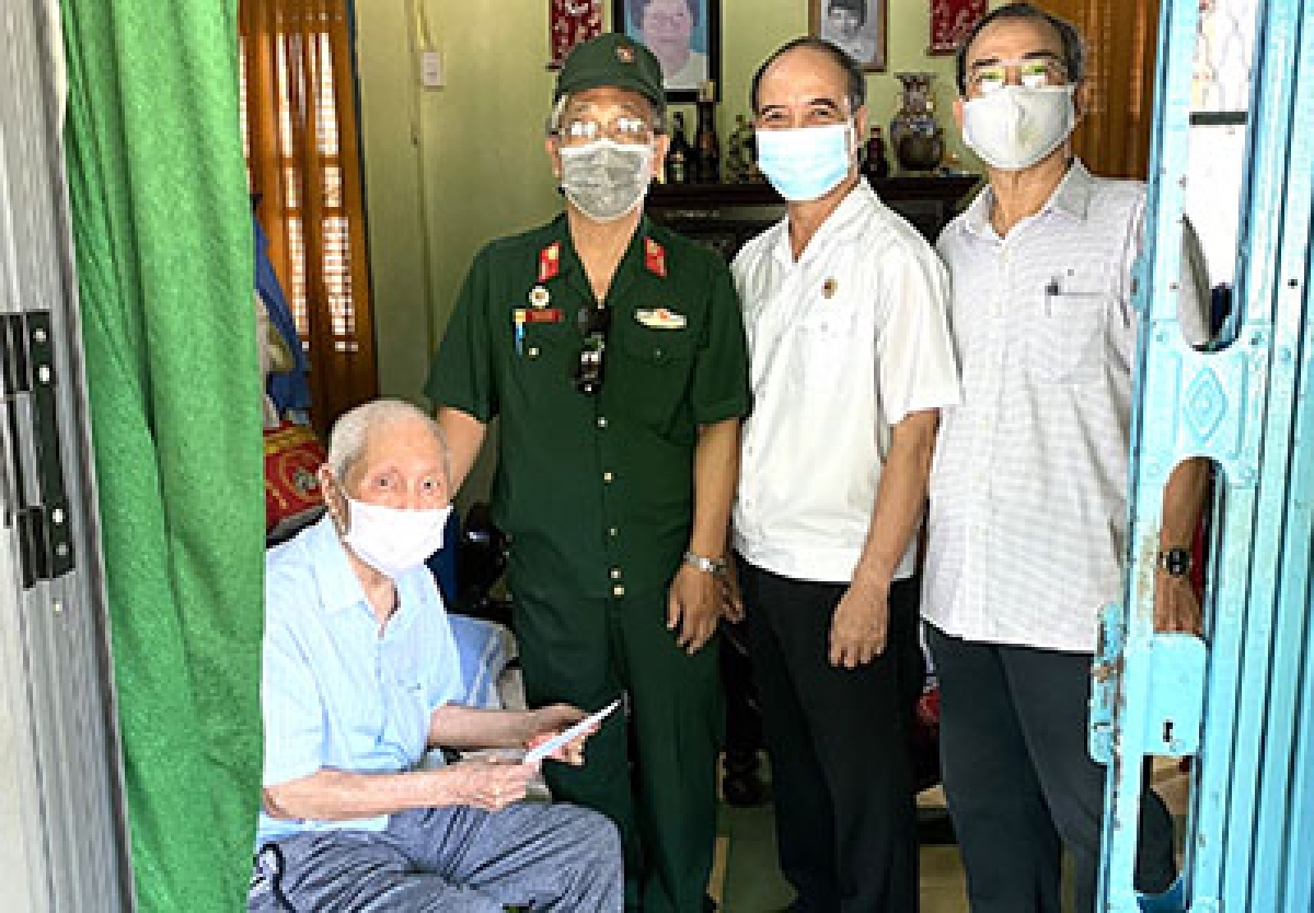 CCB Hoàng Văn Cẩn (đứng giữa) cùng Hội CCB phường đến thăm và tặng quà cho hội viên khó khăn