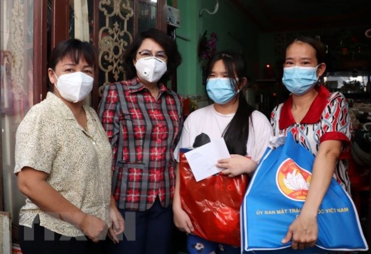 Bà Tô Thị Bích Châu-Chủ tịch ủy ban mặt trận Tổ quốc thành phố Hồ Chí Minh tới thăm và tặng quà các em mồ côi cha mẹ do đại dịch covid 19. Ảnh: TTX