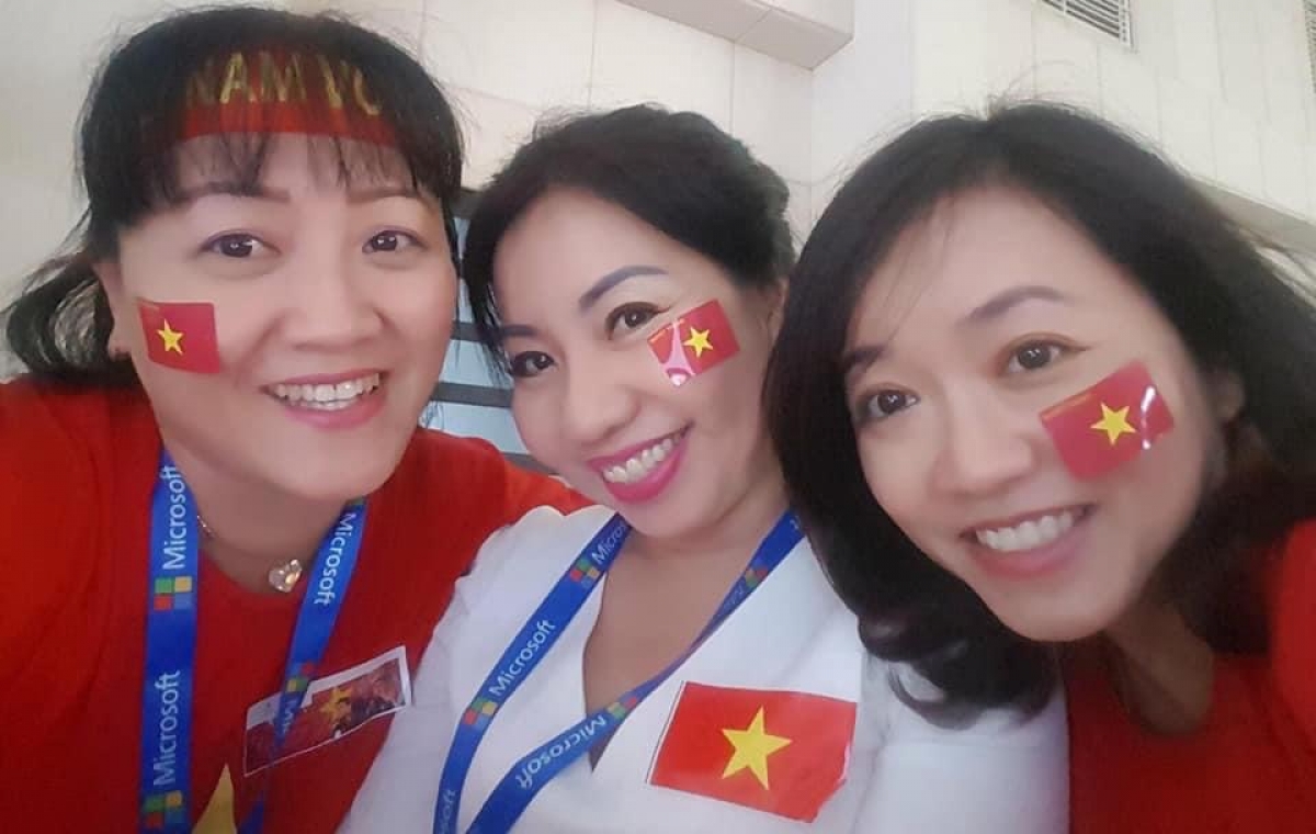 Cô giáo Tô Thụy Diễm Quyên ( giữa ) và các đồng nghiệp đạt giải cuộc thi Giáo viên sáng tạo toàn cầu