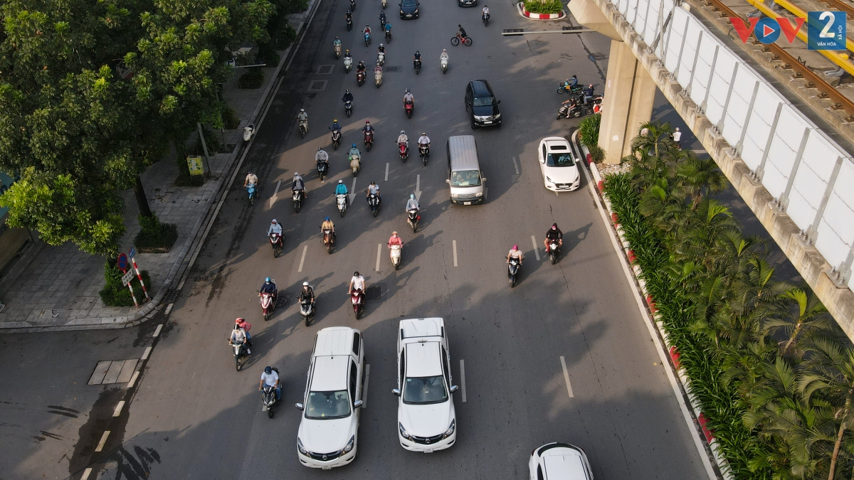 Người dân di chuyển trên tuyến đường Trần Phú.