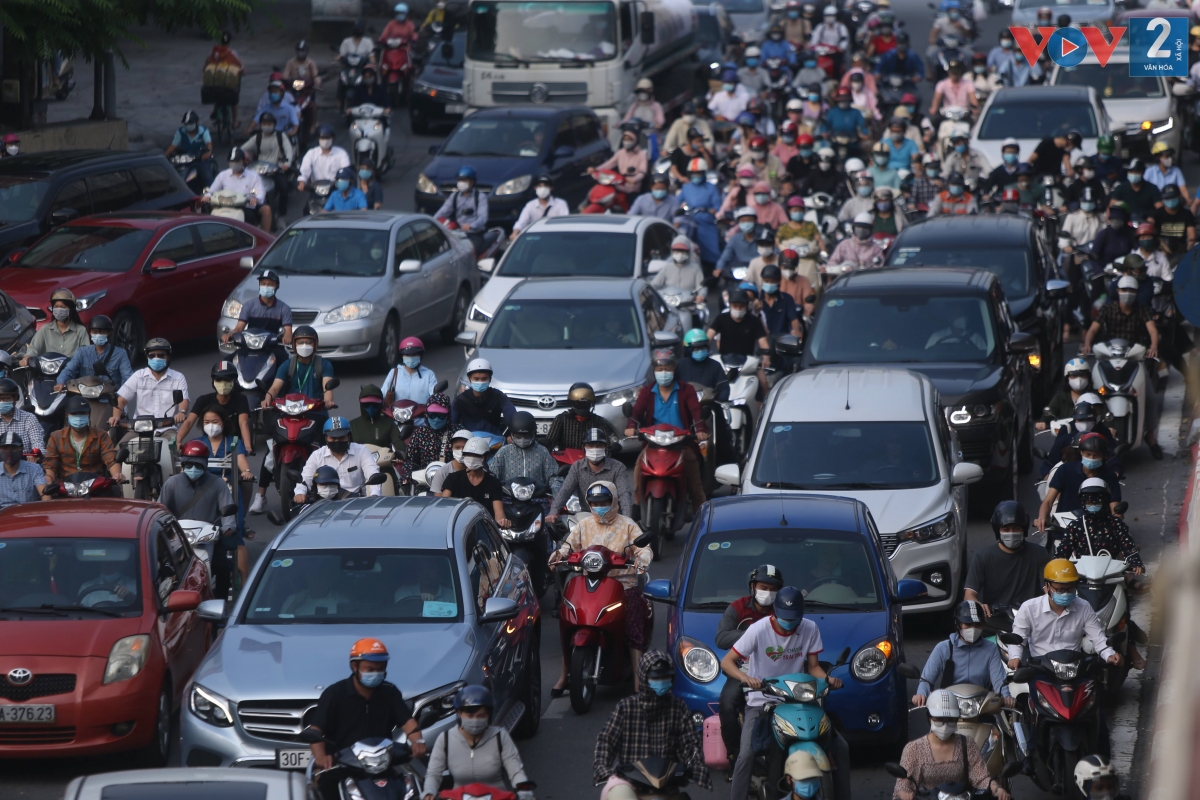 Người dân đổ ra đường mỗi lúc một đông, vào giờ cao điểm sáng xảy ra ùn ứ ở nhiều nơi.