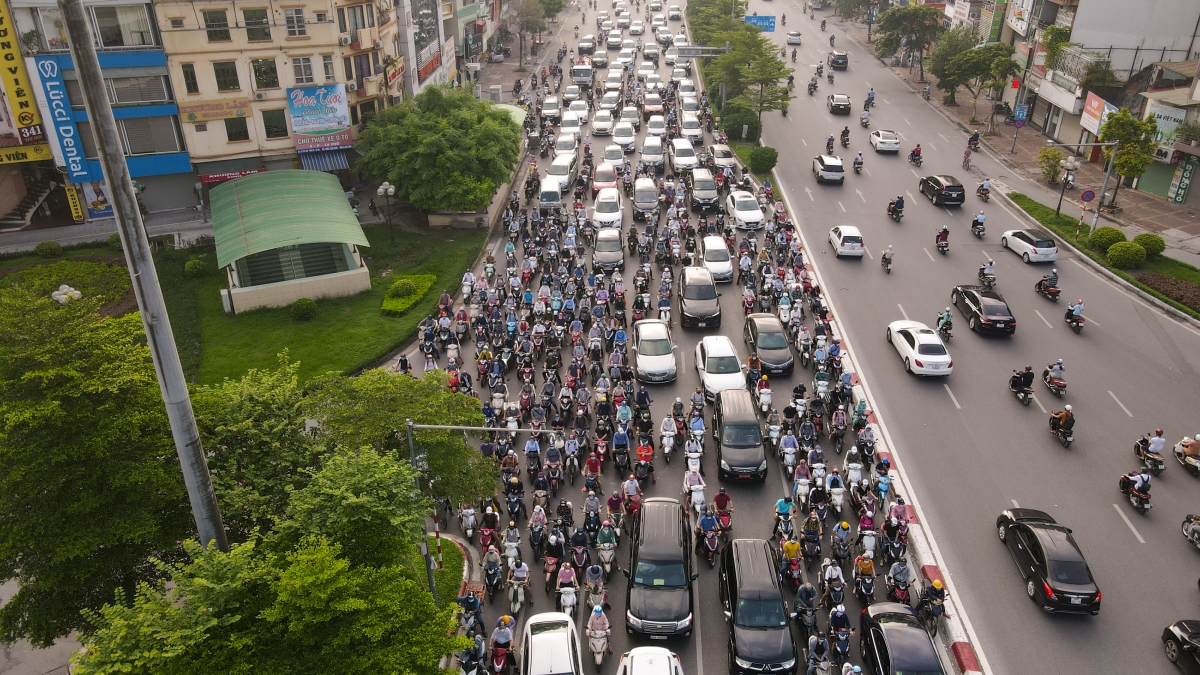 Tại điểm chờ đèn đỏ ở Ngã Tư Sở, các phương tiện rất đông đúc.