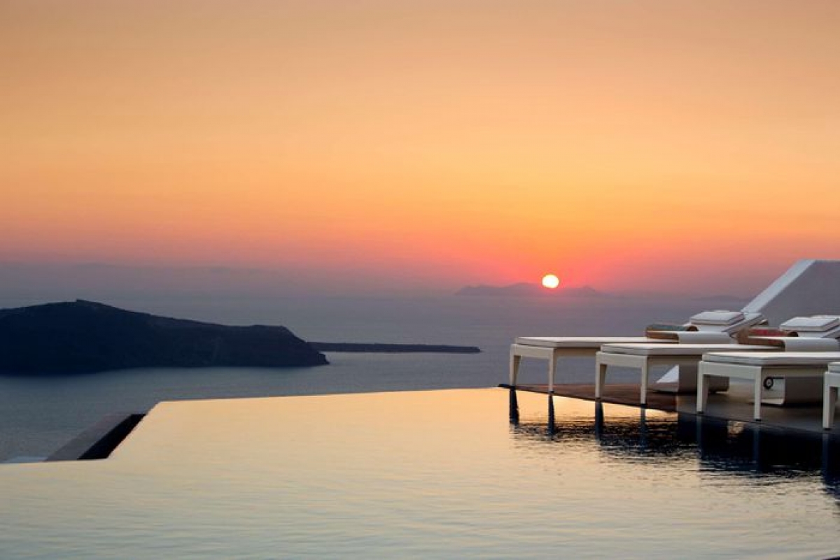 Grace Santorini Hotel (Santorini, Hy Lạp): Nằm bên bờ biển Aegean, Grace Santorini là khách sạn phong cách boutique với tầm nhìn tuyệt vời. Từ hồ bơi vô cực dài 22m, du khách có thể ngắm nhìn toàn cảnh miệng núi lửa Caldera nổi tiếng. Khách sạn cũng thiết kế quầy bar bên hồ bơi để du khách nhâm nhi cocktail và thưởng thức loạt đặc sản hấp dẫn của Hy Lạp. Ảnh: Virtuso.