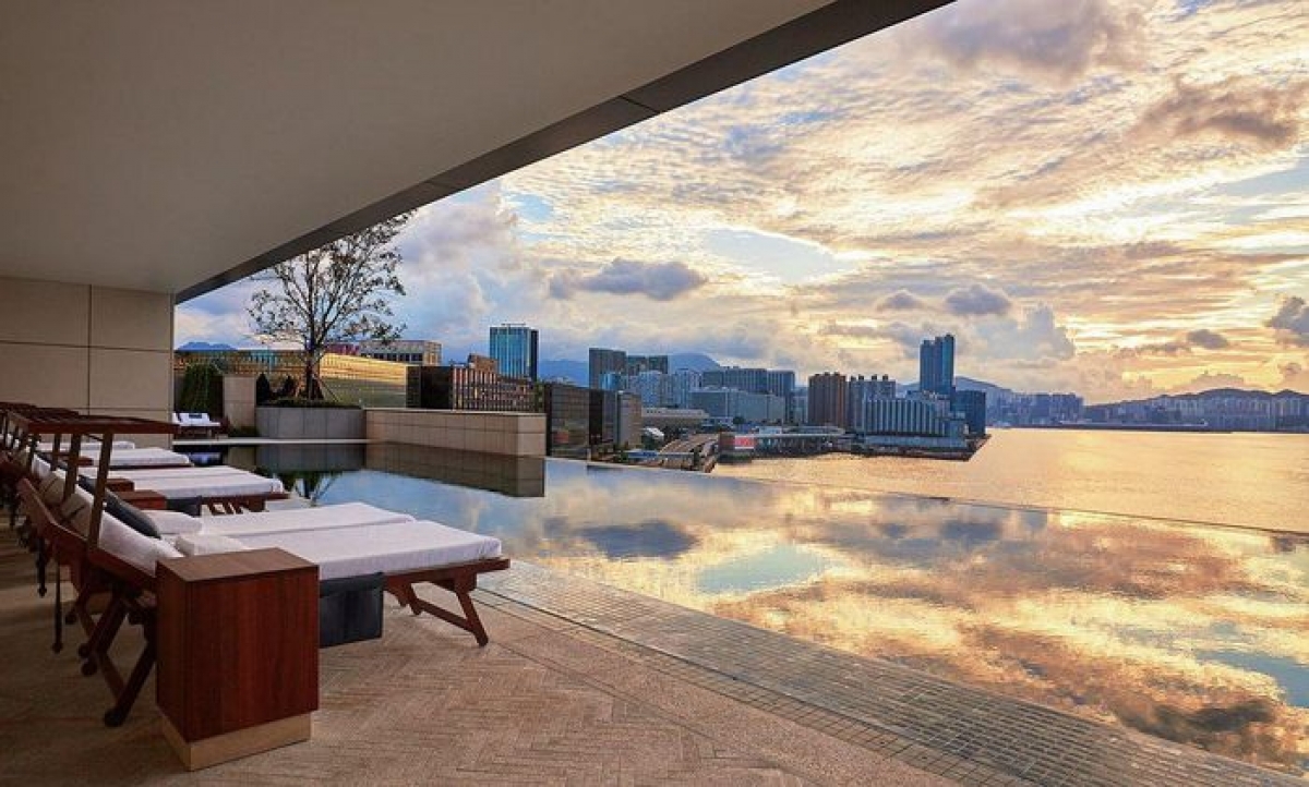 Rosewood Hong Kong (Hong Kong, Trung Quốc): Rosewood Hồng Kông không chỉ mang đến những bộ sưu tập nghệ thuật ấn tượng được trưng bày khắp nơi trong khách sạn mà còn khiến du khách mãn nhãn với trọn vẹn quang cảnh Cảng Victoria nổi tiếng bên hồ bơi vô cực dài 25m của mình. Rosewood Hồng Kông có 8 chủ đề ẩm thực bên trong khách sạn, cho phép du khách thoải mái trải nghiệm bất kỳ nền ẩm thực yêu thích nào.