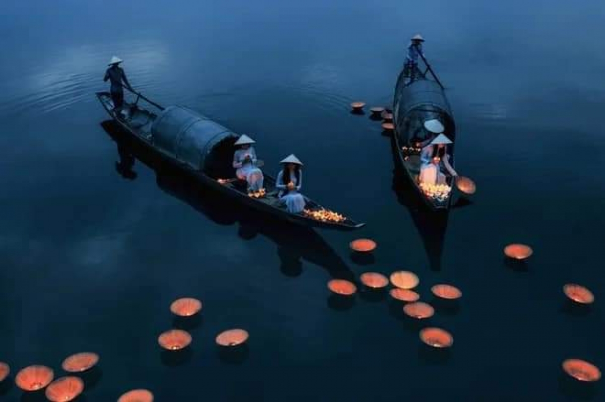 Tham dự cuộc thi, tác giả Bùi Phú Khánh mang đến tác phẩm "Cầu siêu" tái hiện khoảnh khắc những cô gái Việt mặc áo dài, đội nón lá đang thả đèn hoa đăng trên sông để cầu siêu cho linh hồn người đã khuất, cũng như mang đến may mắn, bình an cho mọi người. Đây là tục lệ của người Việt trong đêm Rằm tháng 7 Âm lịch.
 