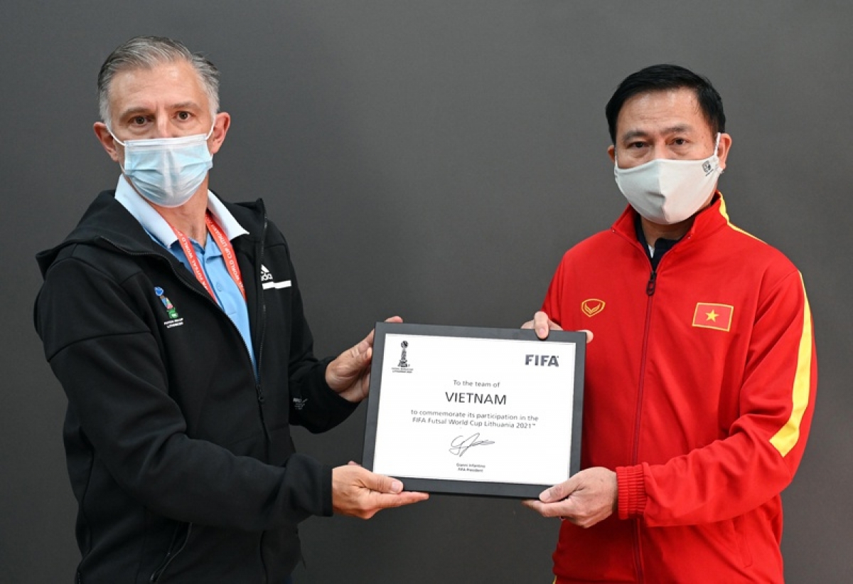 FIFA trao bảng danh vị tham dự vòng chung kết futsal World Cup 2021 cho Trưởng đoàn Trần Anh Tú.