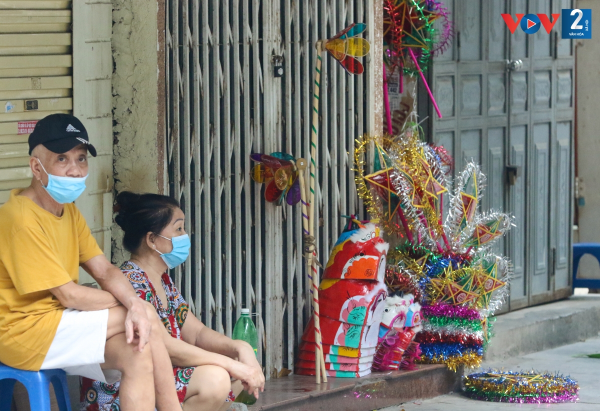 Năm nay, do ảnh hưởng của dịch Covid -19, các mặt hàng bày bán cũng không đa dạng như mọi năm, chủ yếu là một số loại đồ chơi truyền thống như đèn ông sao, đầu sư tử, đèn lồng.