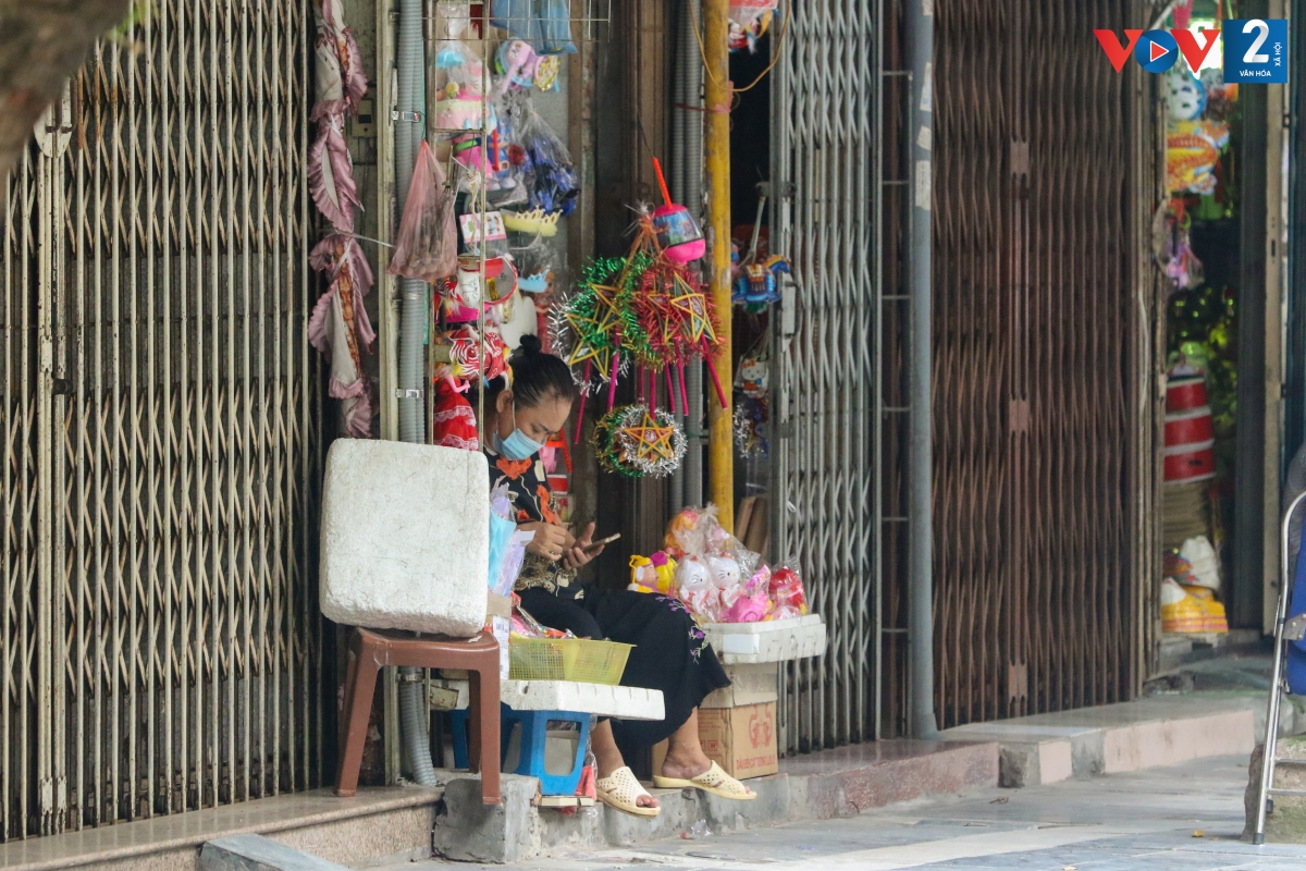 Lác đác vài cửa hàng mở hé cửa để "tranh thủ" kinh doanh, còn lại hầu hết các cửa hàng đều "cửa đóng, then cài", tạm dừng hoạt động.