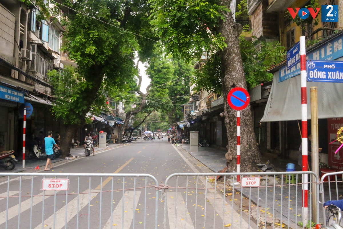 Trái với cảnh nhộn nhịp các mùa trung thu trước, năm nay không khí vắng vẻ, đìu hiu bao trùm khắp con phố Hàng Mã.