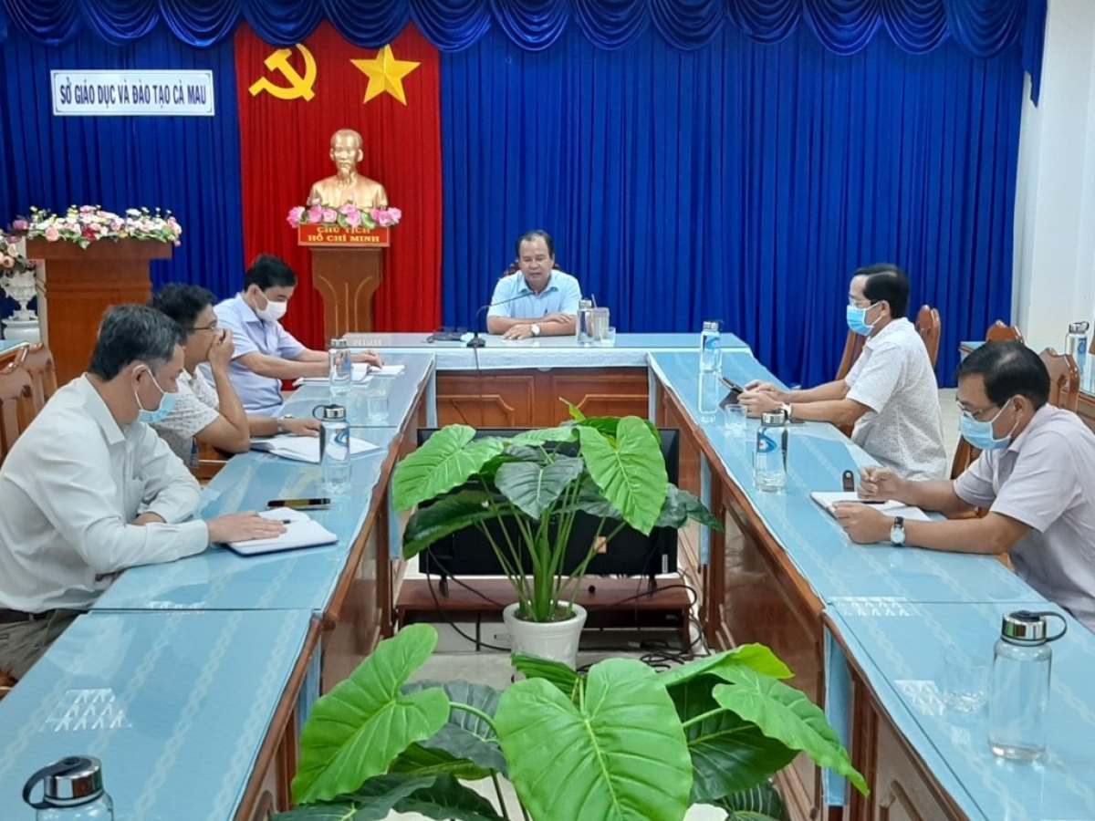 Ông Nguyễn Minh Luân, Giám đốc Sở GD-ĐT Cà Mau trong buổi làm việc cùng các đơn vị cung cấp dịch vụ viễn thông chuẩn bị cho việc dạy học trực tuyến trên địa bàn toàn tỉnh