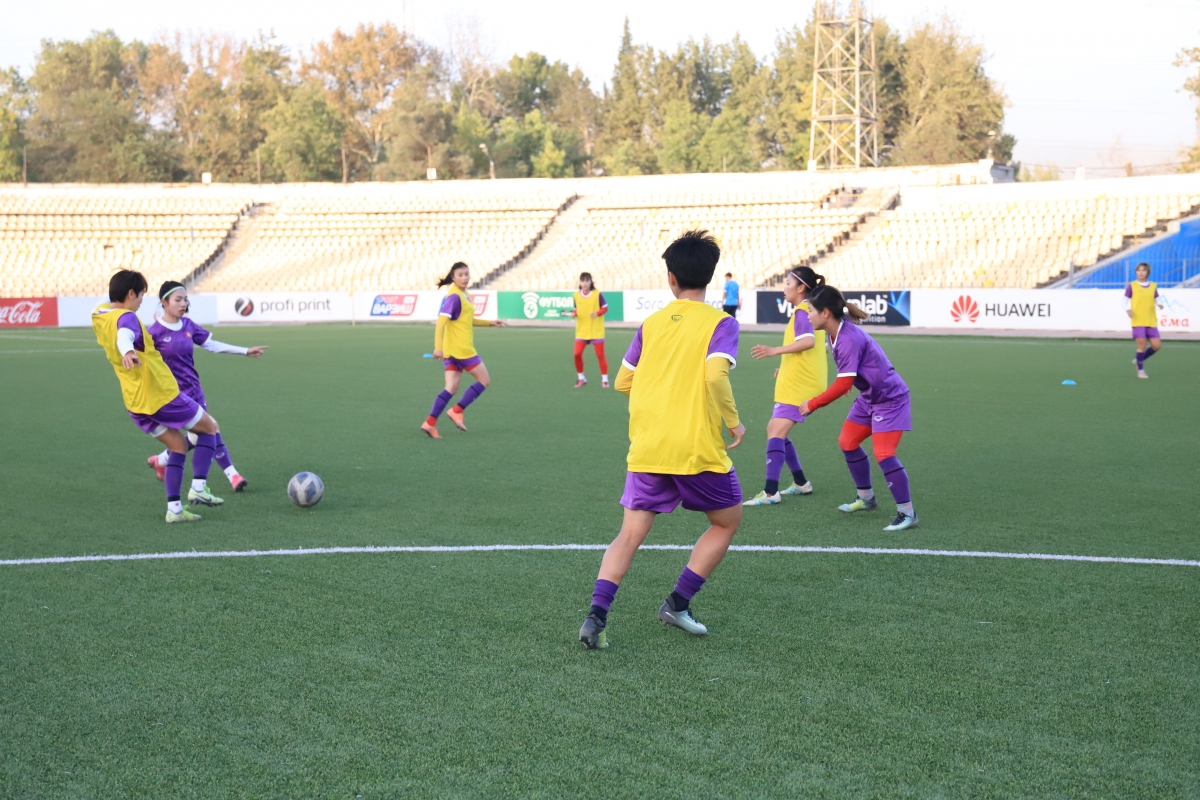 Các nữ tuyển thủ Việt Nam trong buổi tập cuối cùng trước khi gặp chủ nhà Tajikistan
