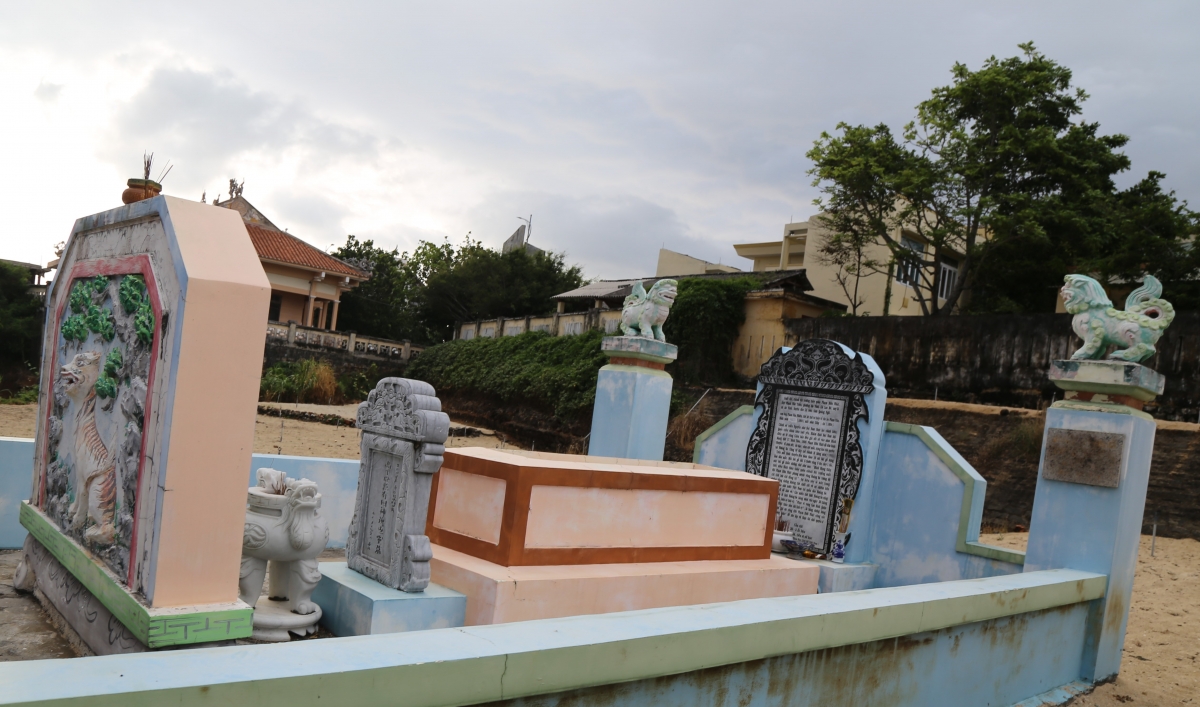 Khu lăng mộ của Chánh đội trưởng suất đội Hoàng Sa Phạm Hữu Nhật được tôn tạo năm 2013 tại xã An Vĩnh, huyện đảo Lý Sơn, Quảng Ngãi. Nguồn: Internet