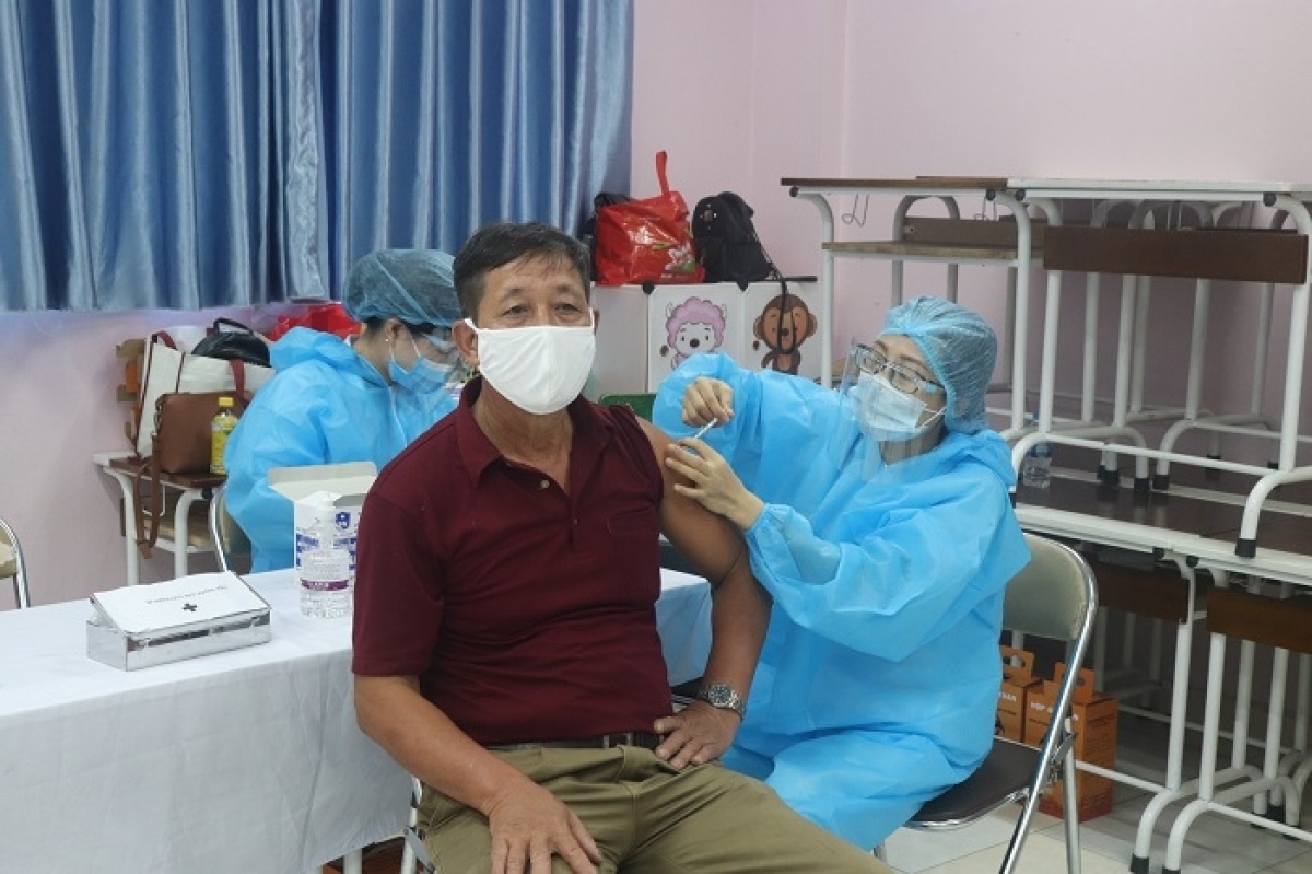 Nhiều tỉnh thành đang đẩy nhanh tiến độ tiêm vaccine phòng Covid-19 cho nhân dân