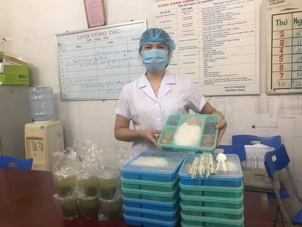 Bữa cơm trưa đầy nghĩa tình gửi tới các y, bác sĩ trạm y tế phường Phúc La
