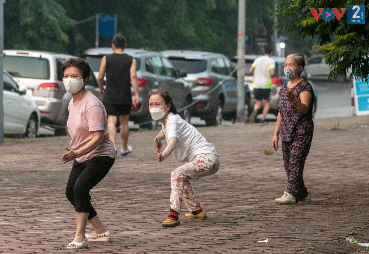 Người dân rất tự giác đứng giãn cách khi tập thể dục.