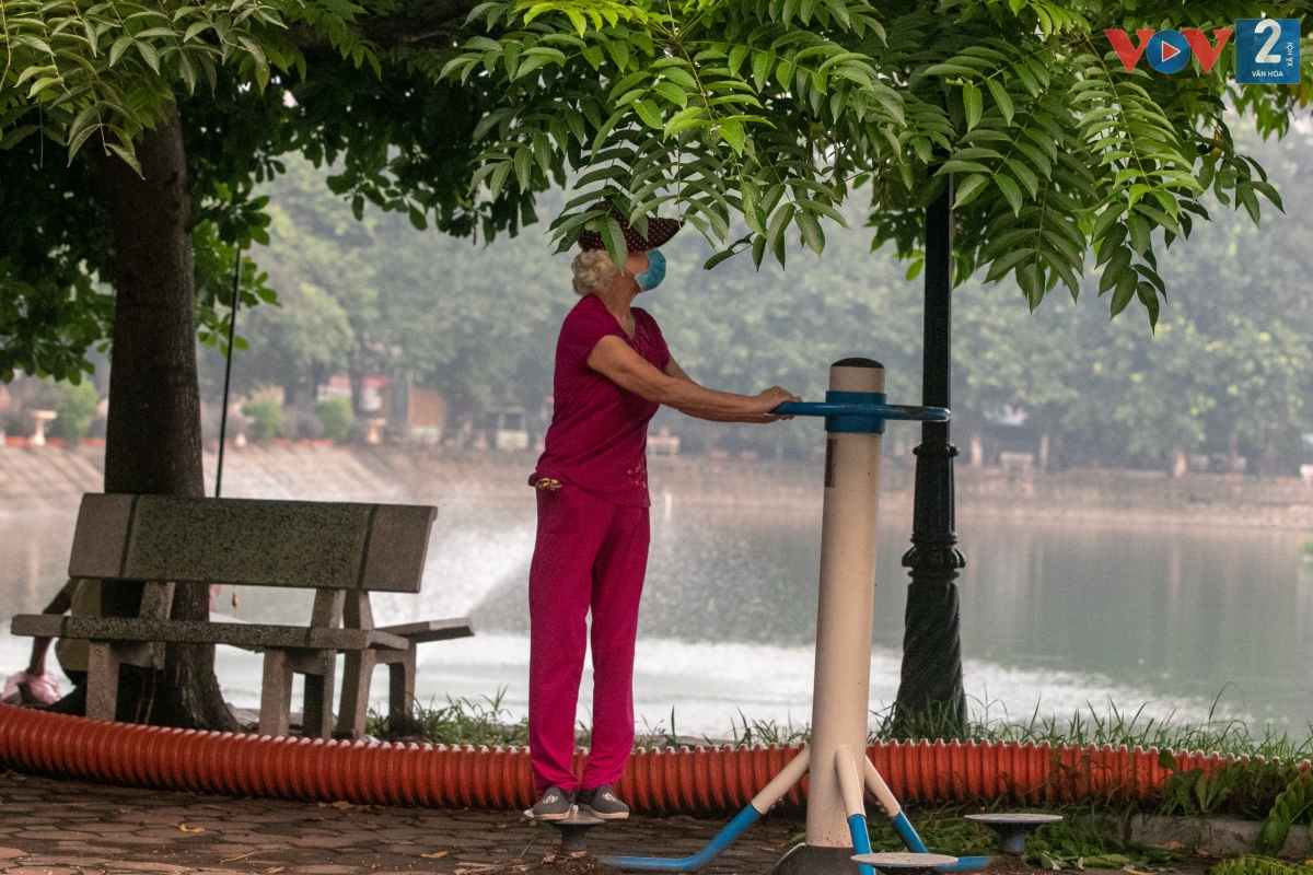 Nhiều người chọn những góc riêng để tập thể dục tại khu vực Hồ Đắc Di (quận Đống Đa).