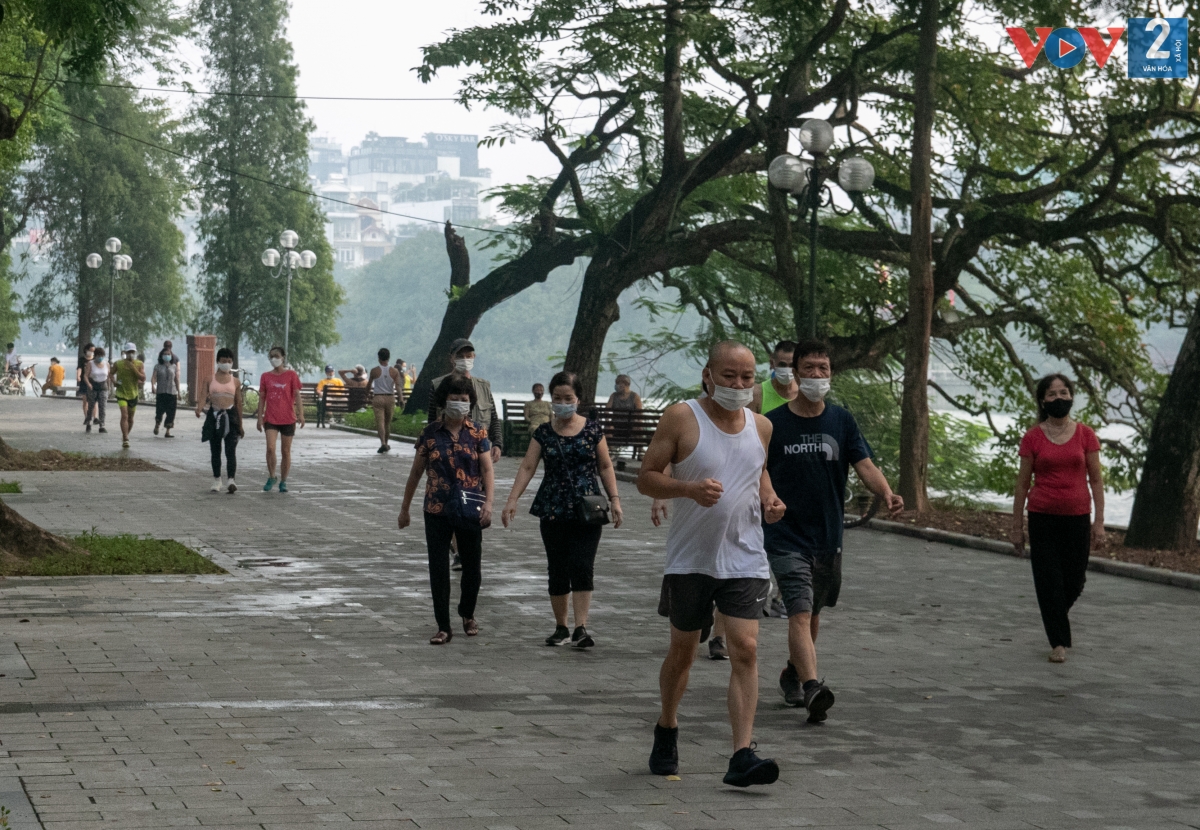 Theo đó, từ ngày 28/9, người dân Thủ đô được phép hoạt động thể dục, thể thao ngoài trời (không quá 10 người trong 1 khu vực), bên cạnh việc tuân thủ nghiêm thông điệp “5K”.