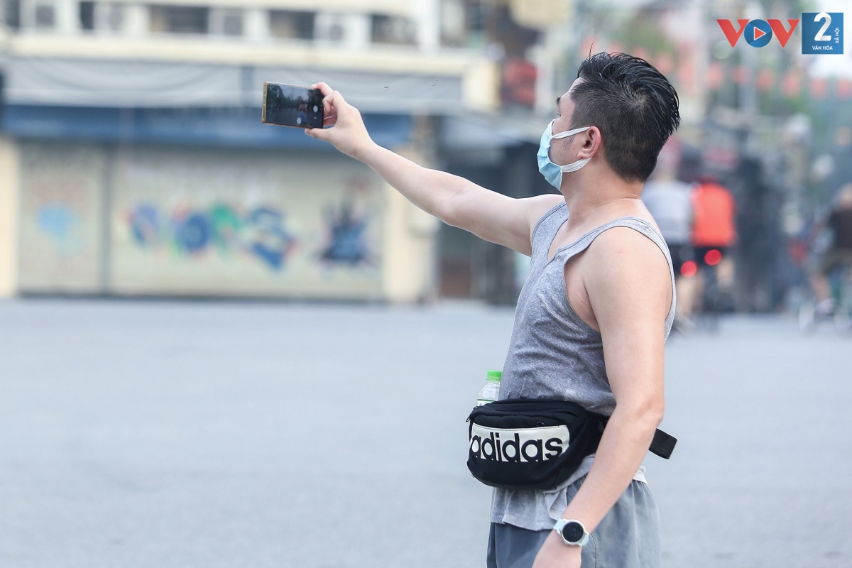 Nhiều người tranh thủ chụp ảnh check-in ghi lại khoảnh khắc được ra ngoài sau gần 2 tháng.