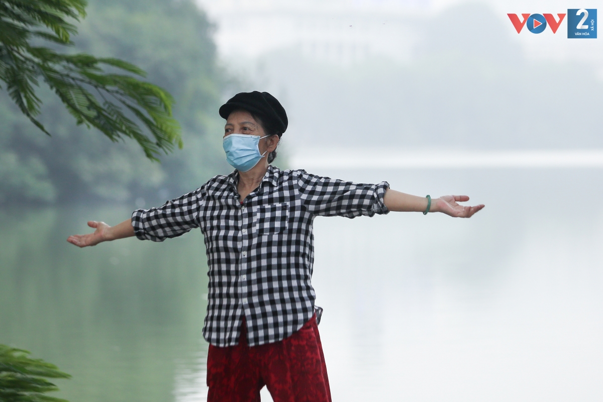 Hơn hai tháng, Hà Nội yêu cầu tạm dừng toàn bộ các hoạt động thể thao tập trung đông người khiến những cao tuổi cảm thấy bí bách: “Tôi có thói quen sáng nào cũng đi tập thể dục. Hai tháng qua tôi tự tập nhưng nhà chật nên không được thoải mái. Ra ngoài tập có không gian và hứng khởi hẳn” (bà Huyền, 66 tuổi, phố Hàng Đào, quận Hoàn Kiếm).