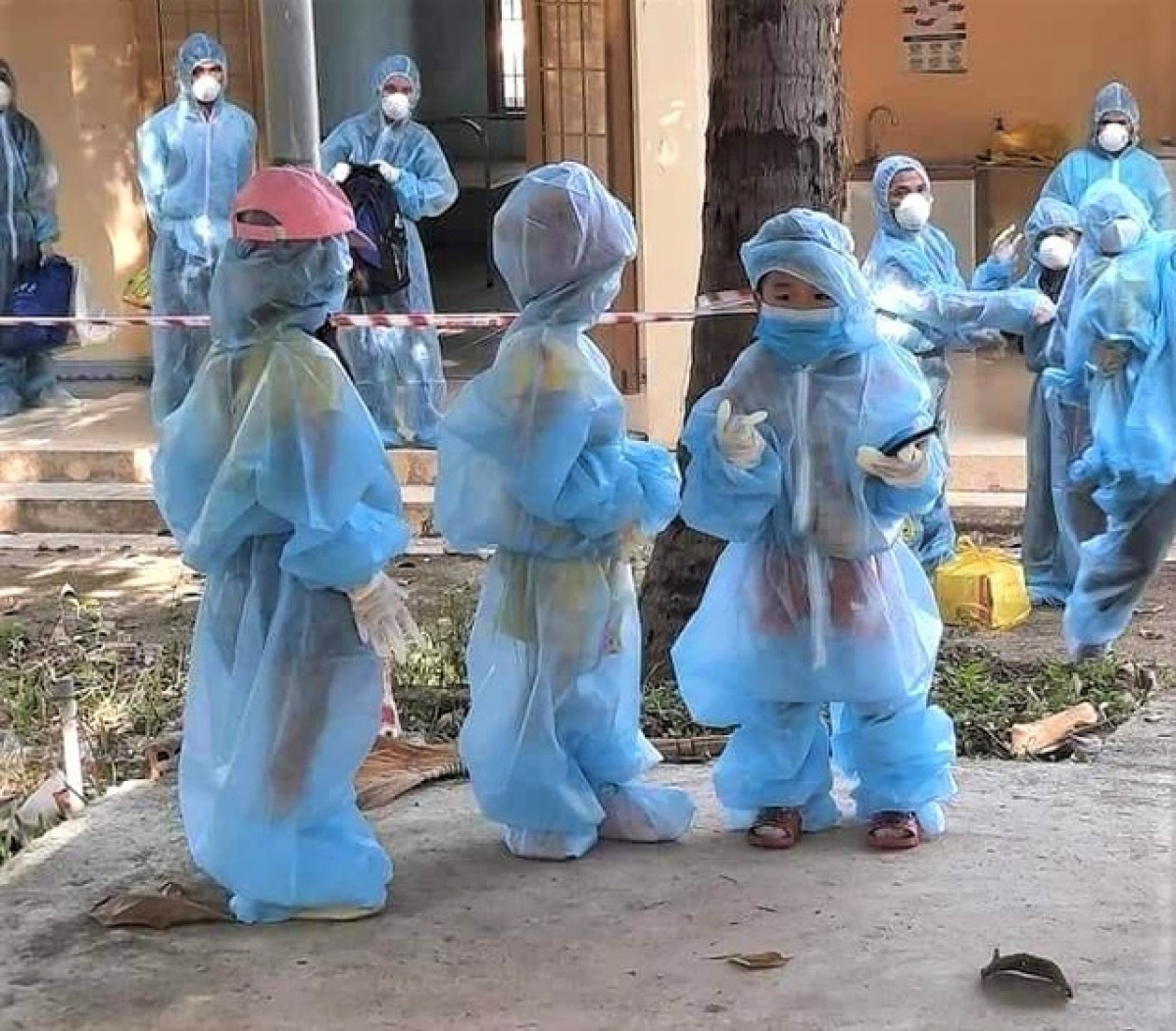 Nhiều trẻ em rơi vào tình trạng không có cha, mẹ hoặc người thân chăm sóc hoặc chính trẻ em phải cách ly điều trị COVID-19. Ảnh minh họa