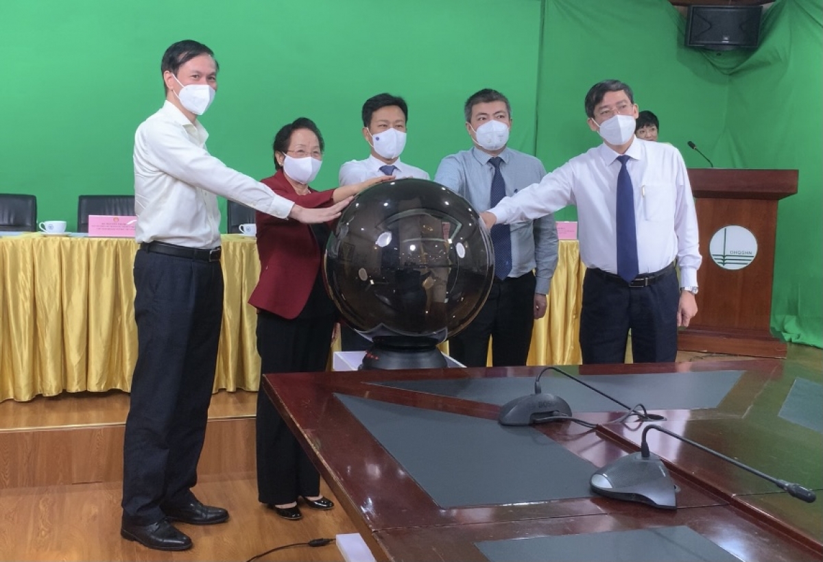 Nguyên Phó Chủ tịch nước Nguyễn Thị Doan, GS.TS Lê Quân - Giám đốc Đại học Quốc gia Hà Nội, GS.TS Nguyễn Quý Thanh - Hiệu trưởng trường Đại học Giáo dục, Ông Ngô Diên Hy - Phó tổng giám đốc VNPT và ông Vũ Minh Đức - Cục trưởng Cục nhà giáo, Bộ GD&ĐT tại lễ ra mắt Kênh trực tuyến hỗ trợ giáo dục tiểu học