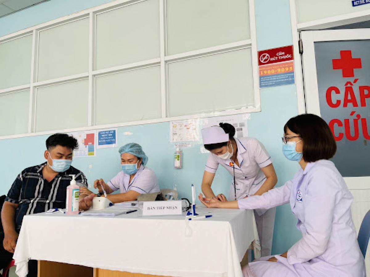Khám sàng lọc bệnh nhân trước khi tiếp nhận vào bệnh viện. Ảnh minh họa
