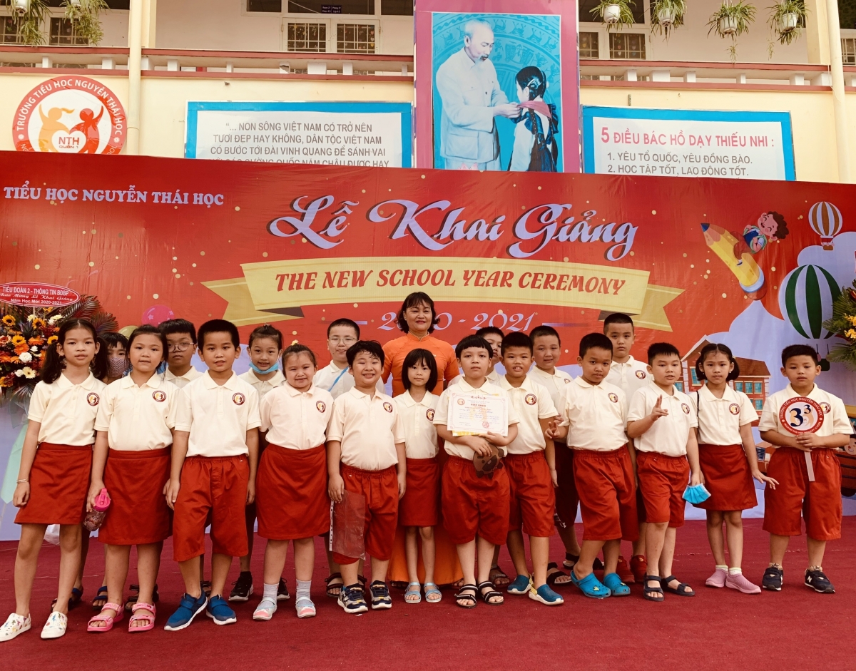 Cô Nguyễn Thị Lý cùng học sinh trong một mùa khai giảng chưa dịch bệnh
