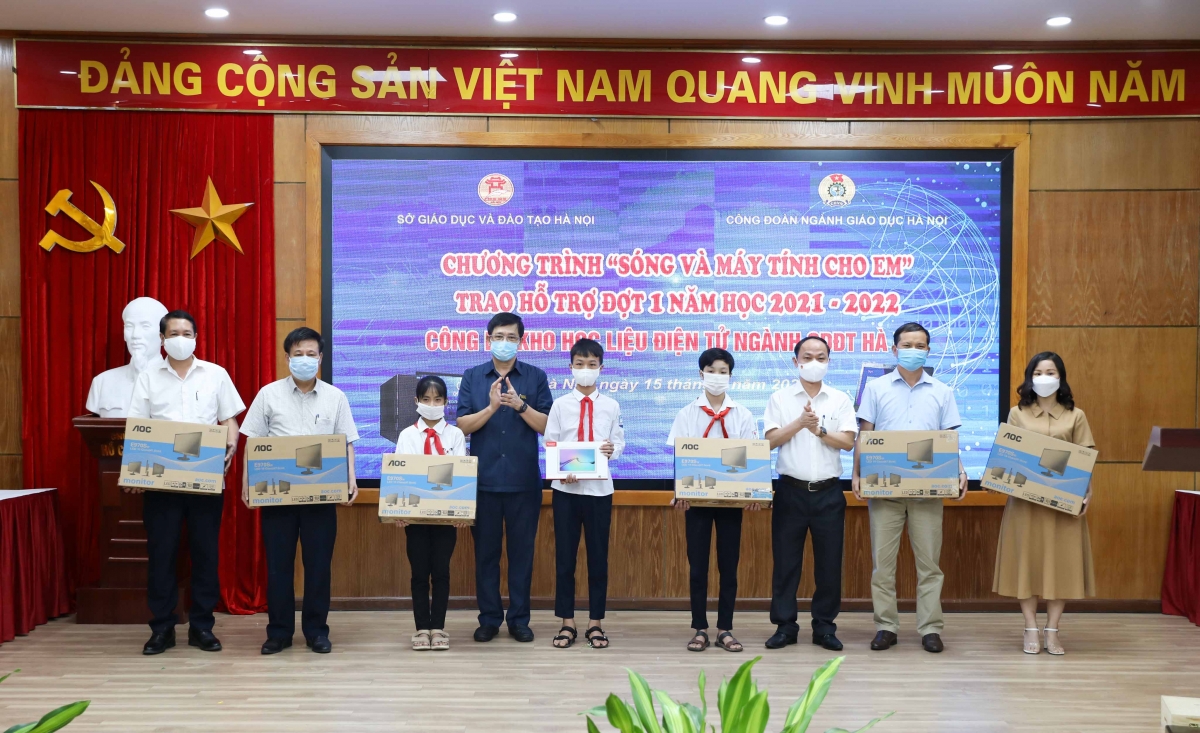 Ngay tại chương trình, gần 4.000 bộ máy tính và 10.000 sim data truy cập internet miễn phí đã được các tổ chức trong và ngoài ngành trao tặng để gửi tới những học sinh gặp khó khăn trong học tập trực tuyến.
(Ảnh: Thanh Tùng)