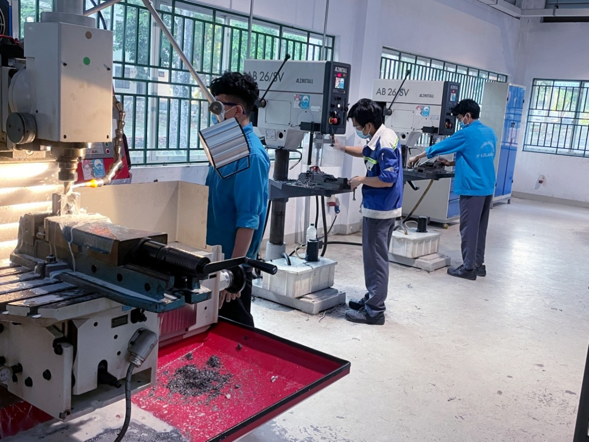 Khi dạy nghề "3 tại chỗ", sinh viên phải đảm bảo khoảng cách phòng chống dịch COVID-19
