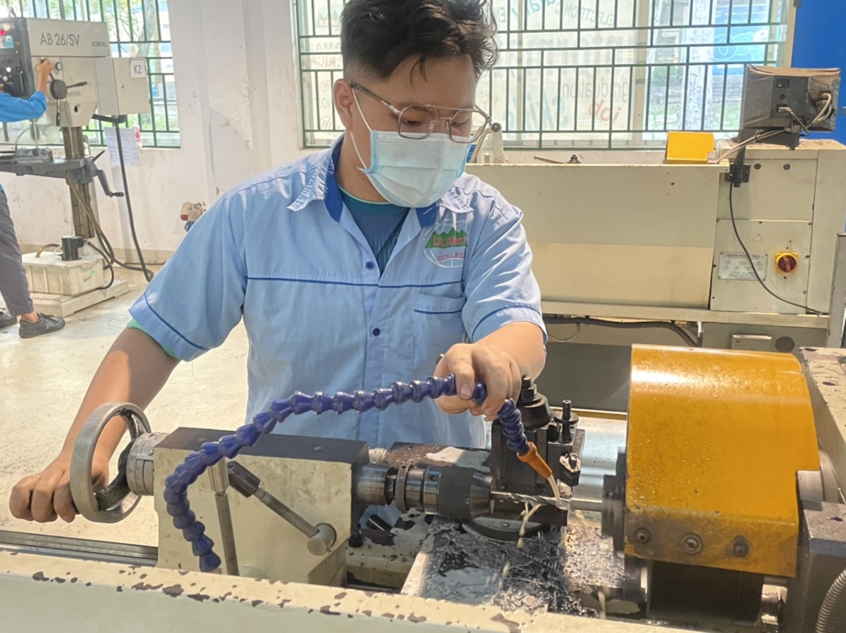 Mỗi sinh viên học "3 tại chỗ" sẽ thực hành, thực nghiệp trên 1 thiết bị máy móc