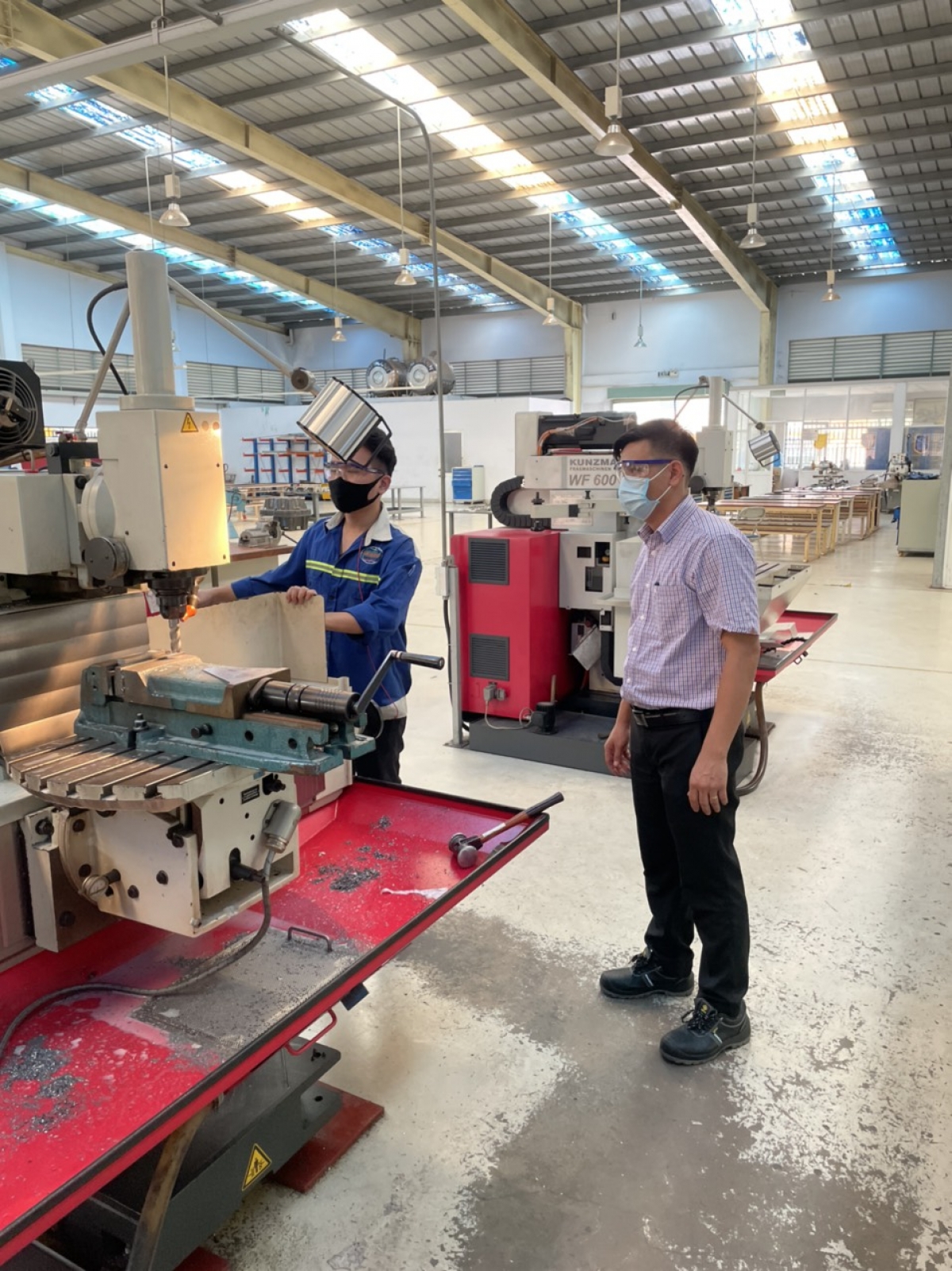 Trong suốt quá trình dạy 3 tại chỗ, thầy Nguyễn Ngọc Huy, giảng viên khoa cơ khí (trường Cao đẳng công nghệ Quốc tế Lilama 2) sẽ ăn, nghỉ tại trường cùng sinh viên.